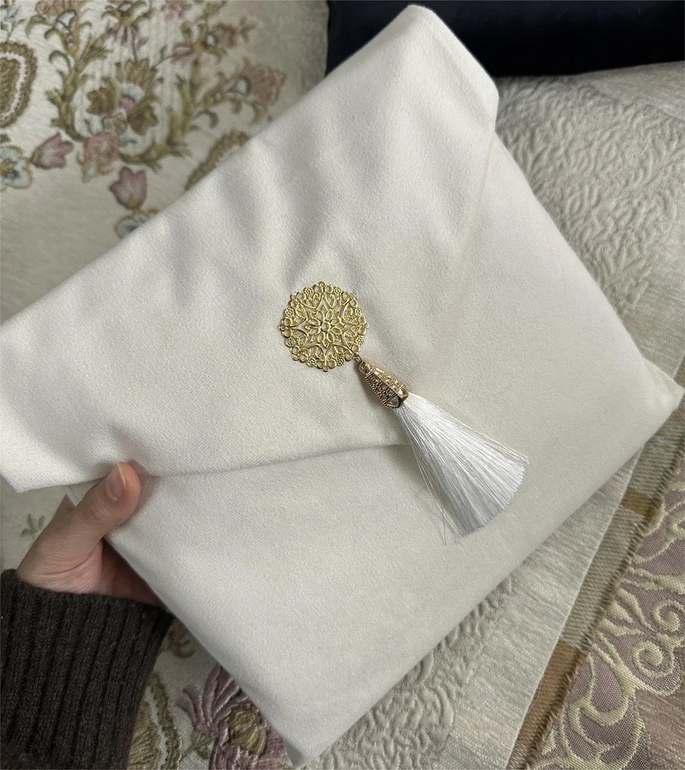 Simple and luxurious Velvet Distraction Free Islamic Prayer Mat - (Tasbih included) Bazaar